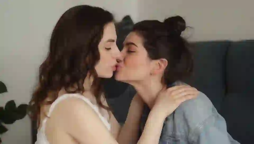 two girls on the side are kissing the middle girls on HunyuanVideo